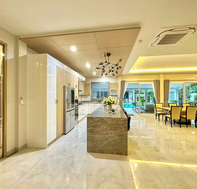 EP0055 | Grand 6-BR Luxury Estate for Sale near EFIP