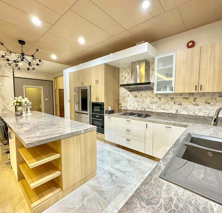 EP0055 | Grand 6-BR Luxury Estate for Sale near EFIP