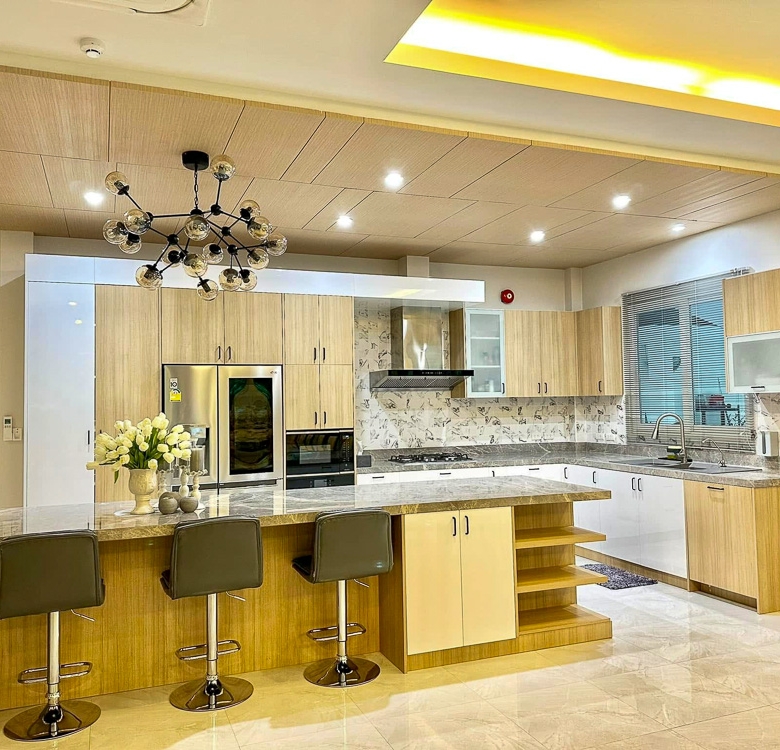 EP0055 | Grand 6-BR Luxury Estate for Sale near EFIP