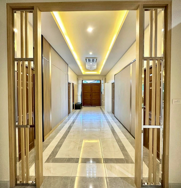 EP0055 | Grand 6-BR Luxury Estate for Sale near EFIP