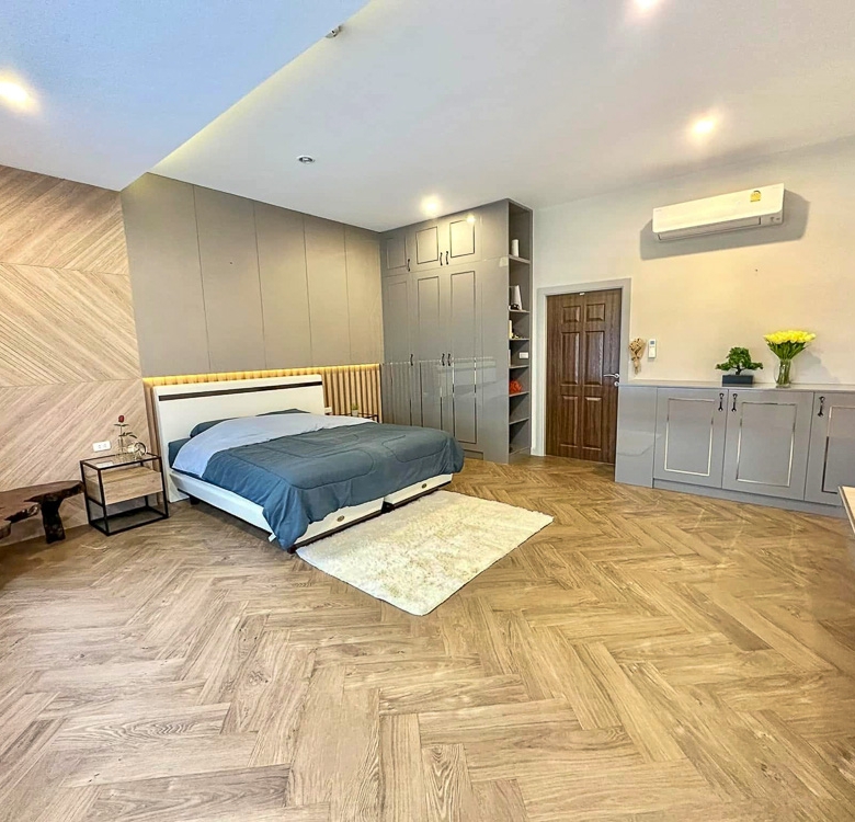 EP0055 | Grand 6-BR Luxury Estate for Sale near EFIP