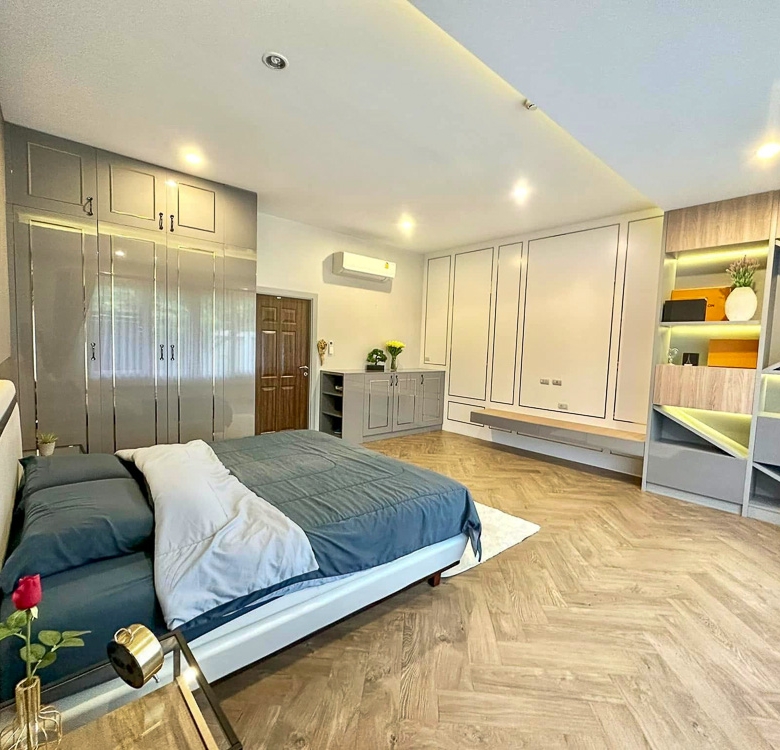 EP0055 | Grand 6-BR Luxury Estate for Sale near EFIP