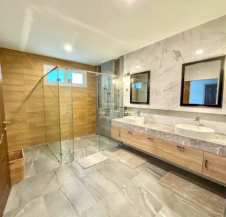 EP0055 | Grand 6-BR Luxury Estate for Sale near EFIP