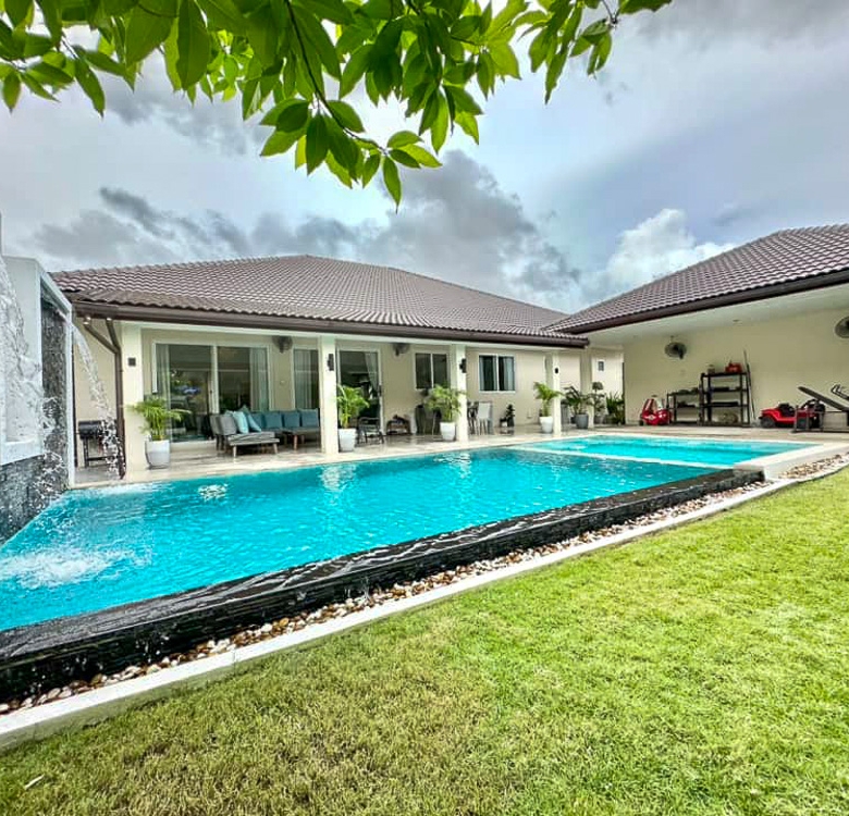 EP0055 | Grand 6-BR Luxury Estate for Sale near EFIP