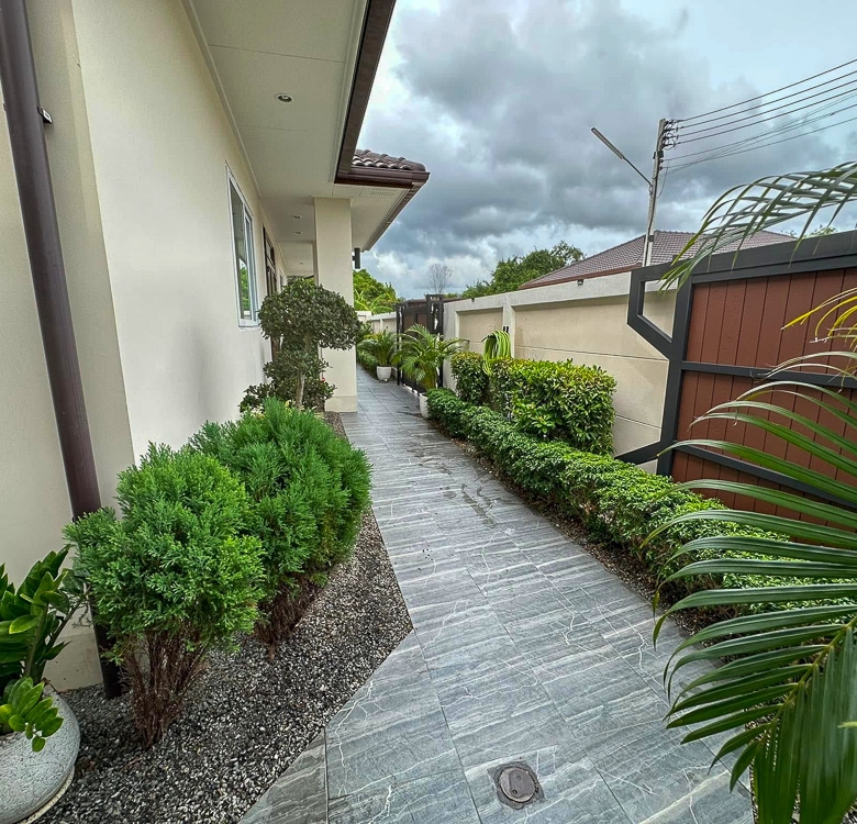 EP0055 | Grand 6-BR Luxury Estate for Sale near EFIP