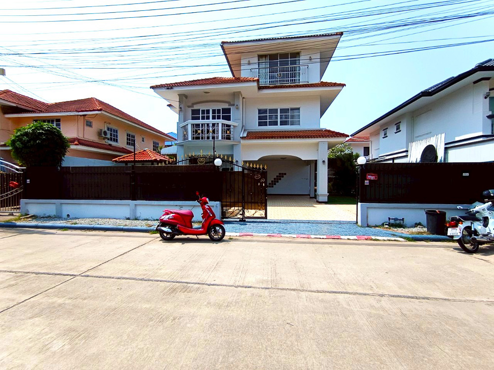 EP0203 | 4-BR Family Villa for Sale at Viewpoint Jomtien