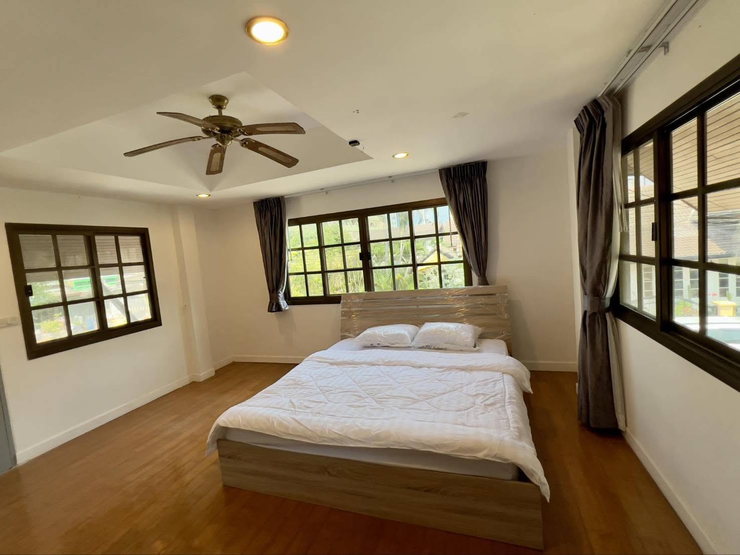 EP0884 | Spacious pool villa located at Soi Bonkot