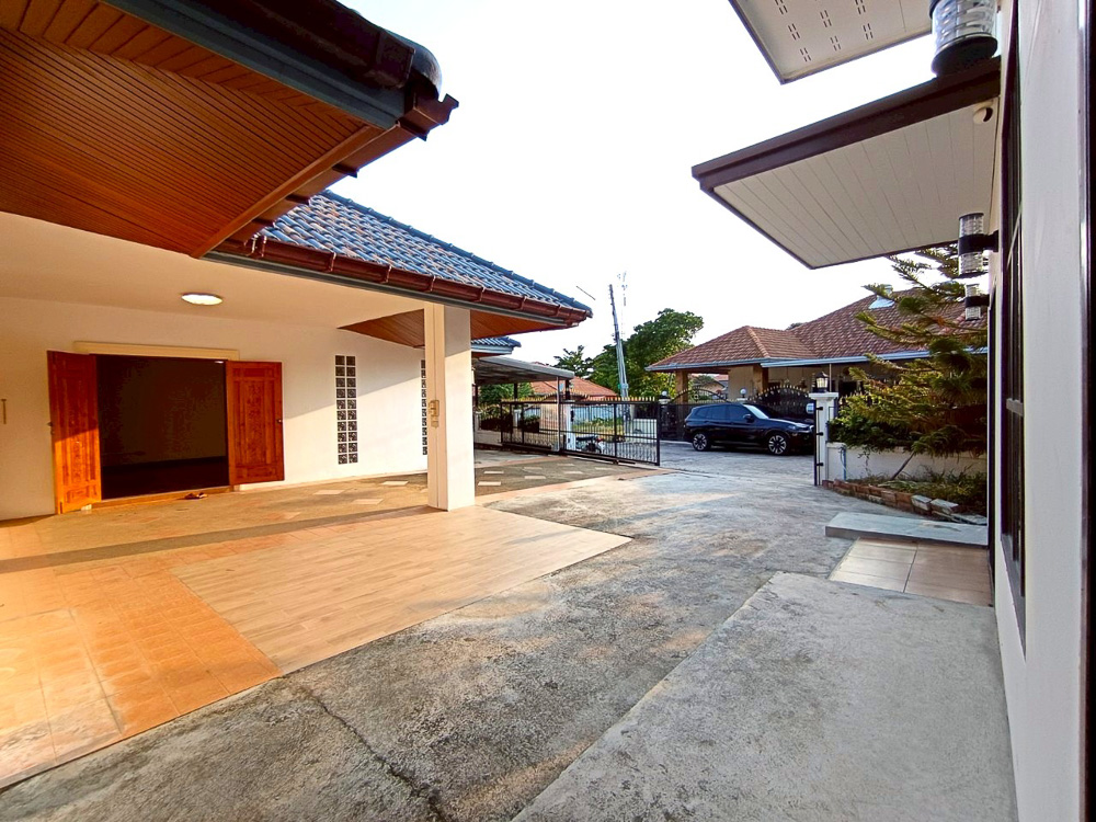EP0199 | 4-BR Luxury Villa for Sale in South Pattaya